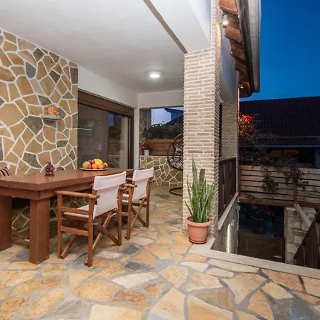 بيت للعطل The Stone House